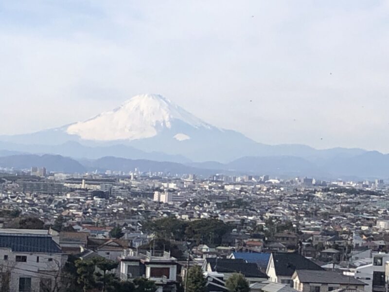 湘南、片瀬山の富士見坂から富士山を望む