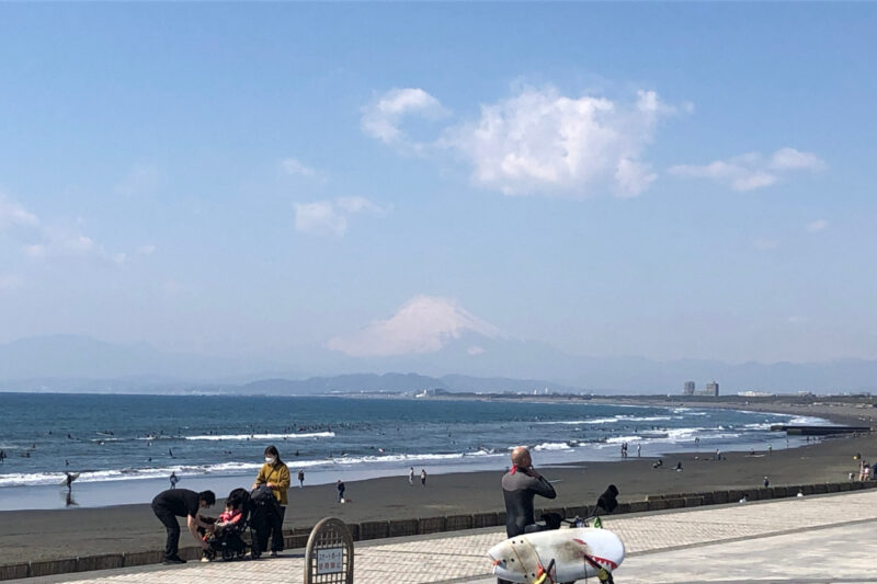 湘南、藤沢の鵠沼海岸から富士山を望む