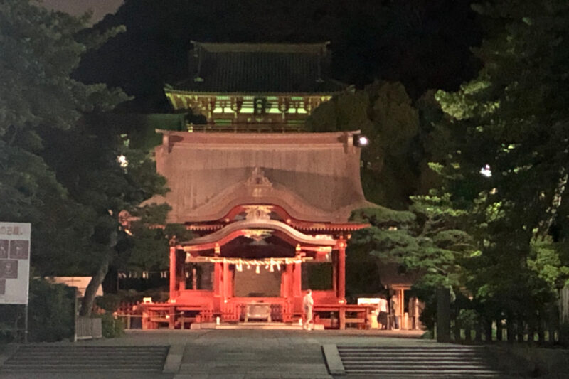鎌倉の鶴岡八幡宮の舞殿、夜、ライトアップ