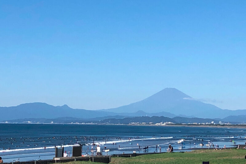 片瀬海岸から富士山を望む