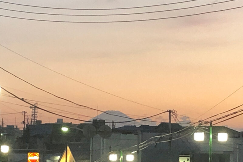藤沢の住宅街から富士山を望む