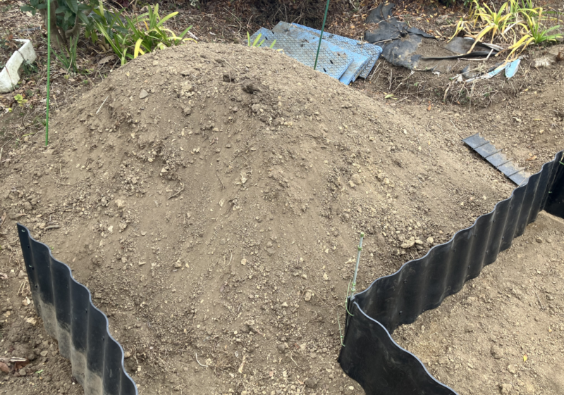 まずは土を掘り返し、外に出す。